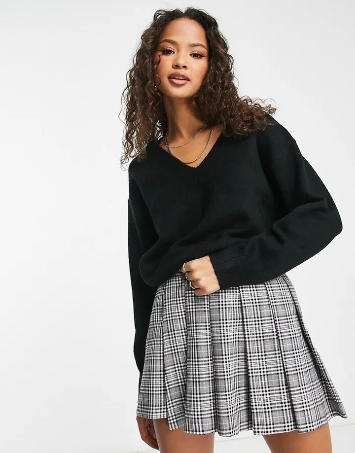 New Look knit v neck sweater in black