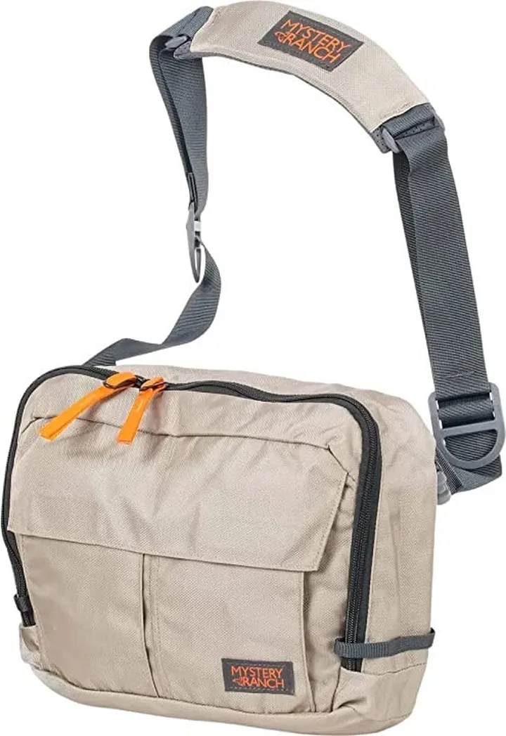 Mystery Ranch District 8 (Hummus) Shoulder Handbags
