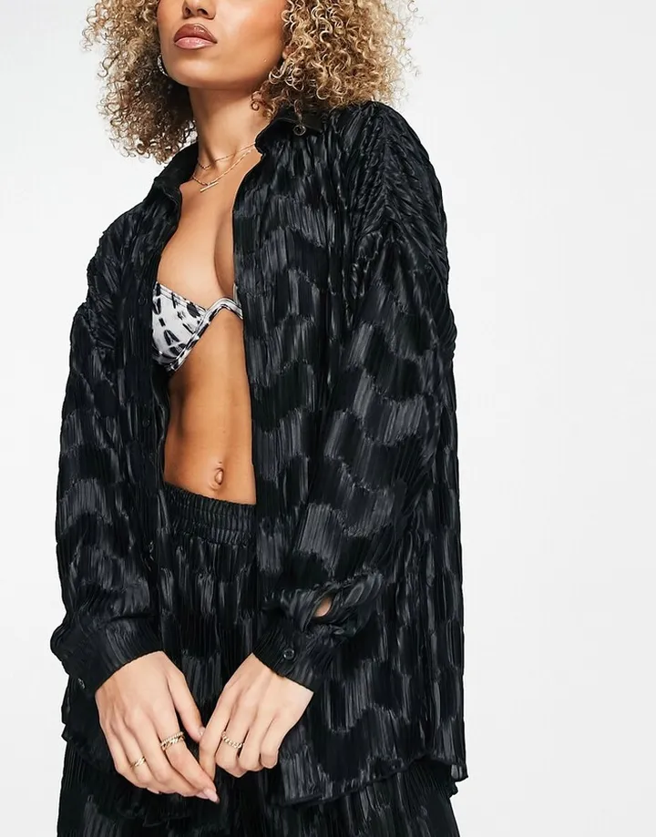 South Beach pleated shirt in black