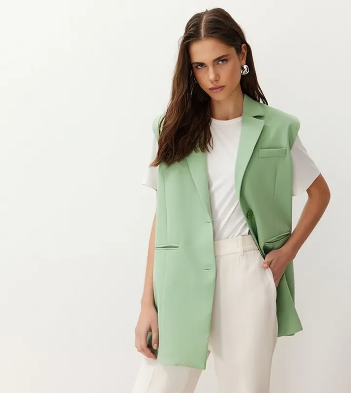 Pocket Detail Lapel Collar Sleeveless Blazer