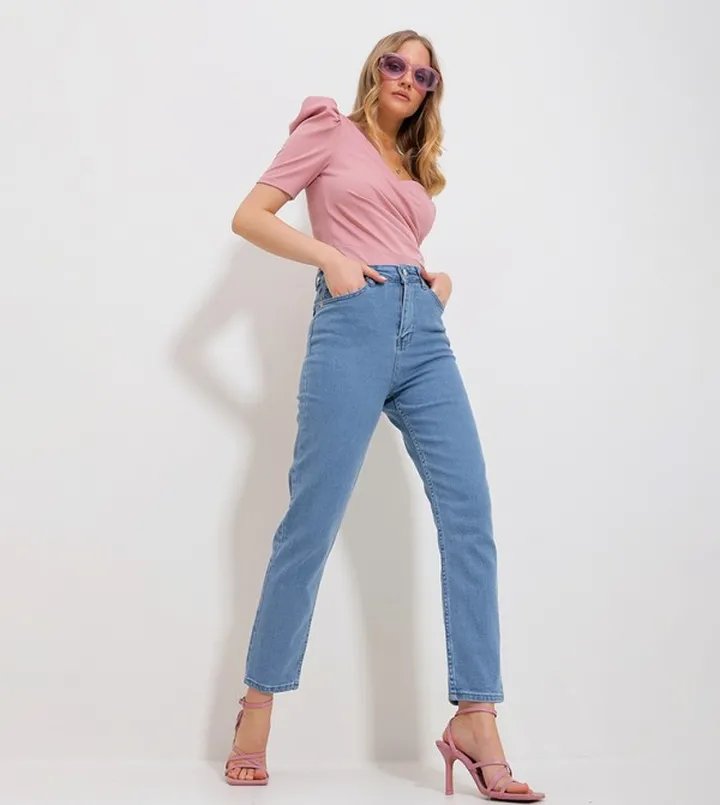 Washed Mom Fit Jeans