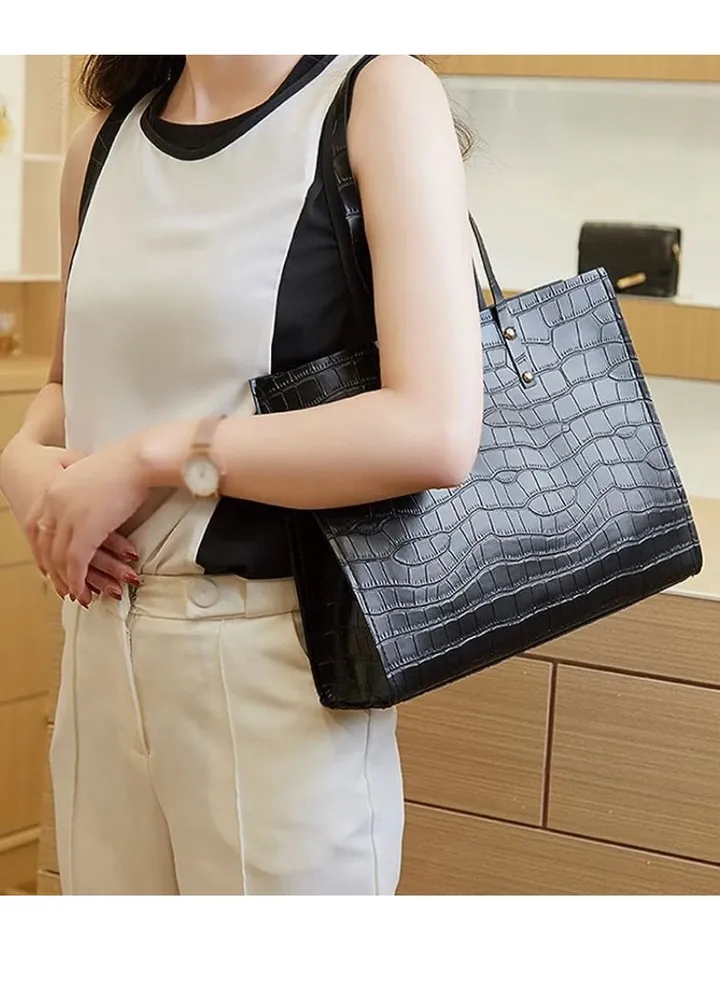 Magnetic buckle shoulder bag