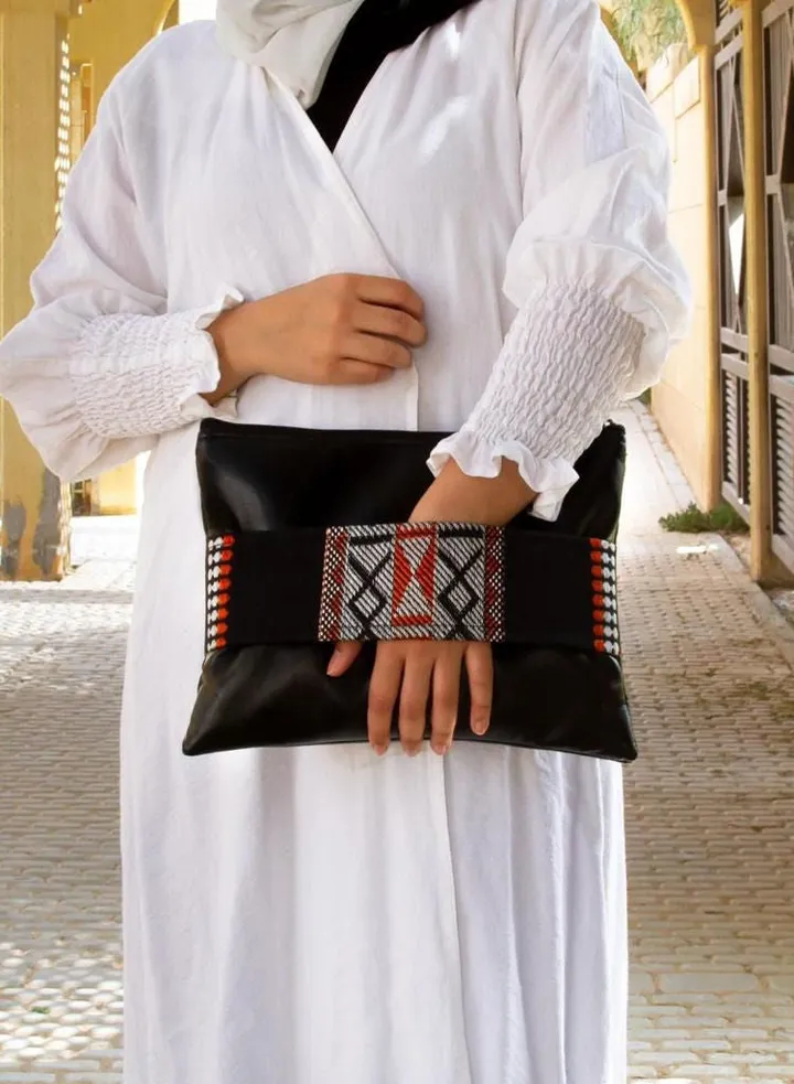 pouch with a sadou grip