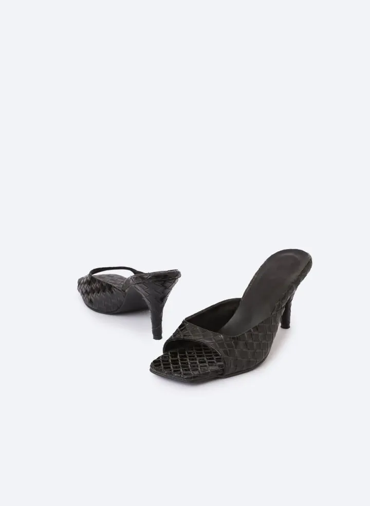 Square-Toed Slipper Heels In Verne Texture Leather With 7cm Middle Heel.