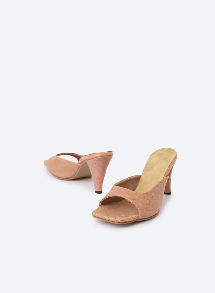 Square-Toed Slipper Heels In Verne Texture Leather With 7cm Middle Heel.