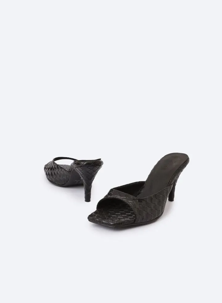 Square-Toed Slipper Heels In Verne Texture Leather With 7cm Middle Heel.
