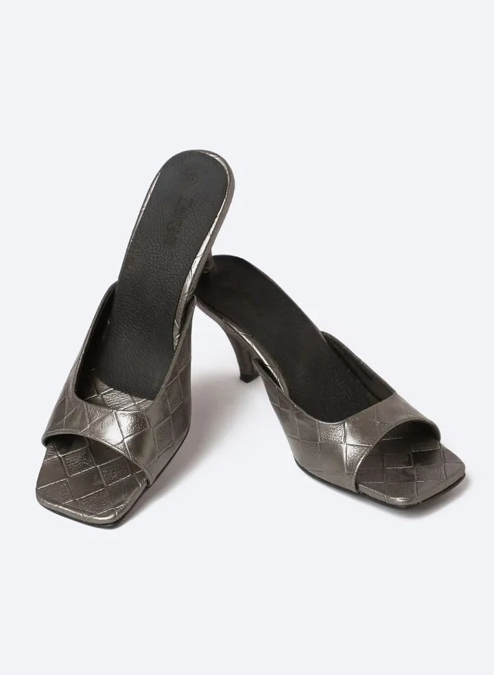 Square-Toed Slipper Heels In Verne Texture Leather With 7cm Middle Heel.