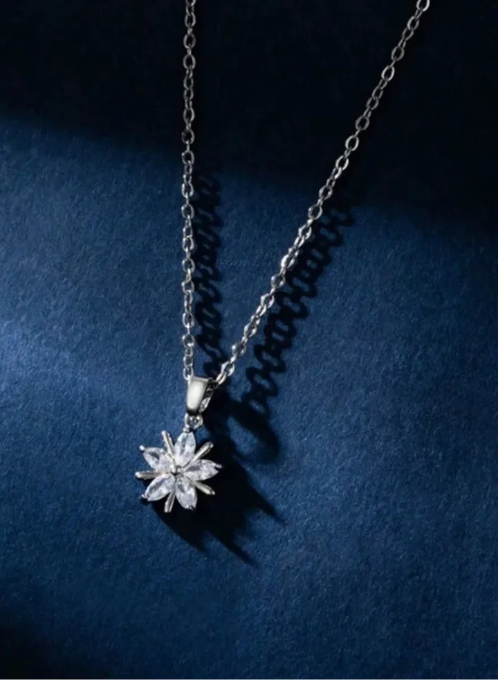 Elegant Silver Plated Necklace Inlaid With Zirconia For Women