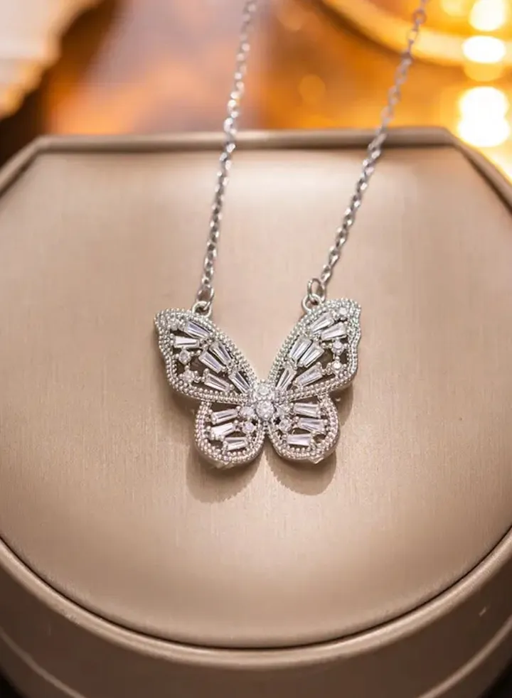 Elegant Silver Plated Necklace Inlaid With Zirconia For Women