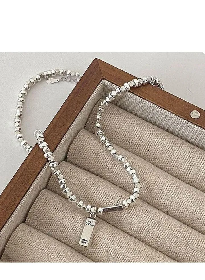 A luxurious short necklace with an elegant and distinctive design, made of high purity sterling silver