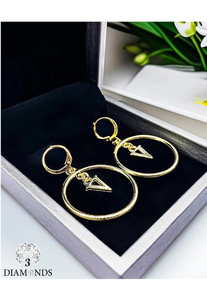 Earrings With The Letter V, Gold Plated Without Lobes - High Quality