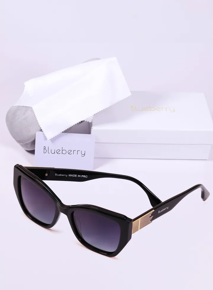 sunglasses Women's with a distinctive shape and high quality glasses
