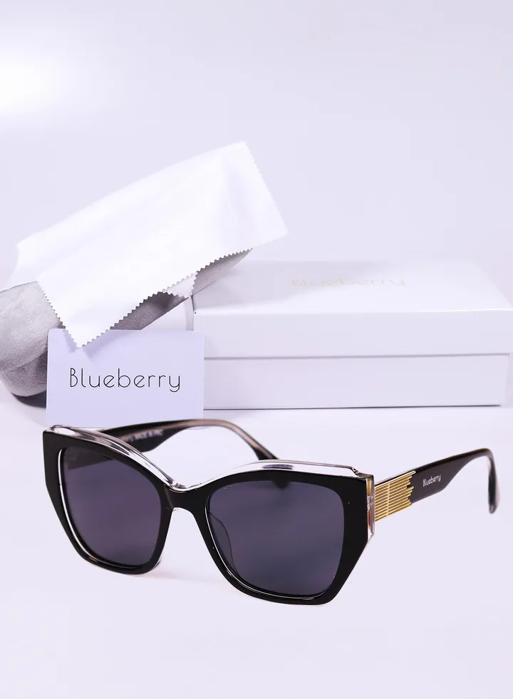 sunglasses Women's with a distinctive shape and high quality glasses