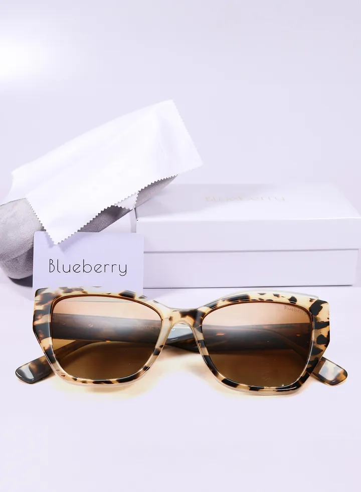 sunglasses Women's with a distinctive shape and high quality glasses
