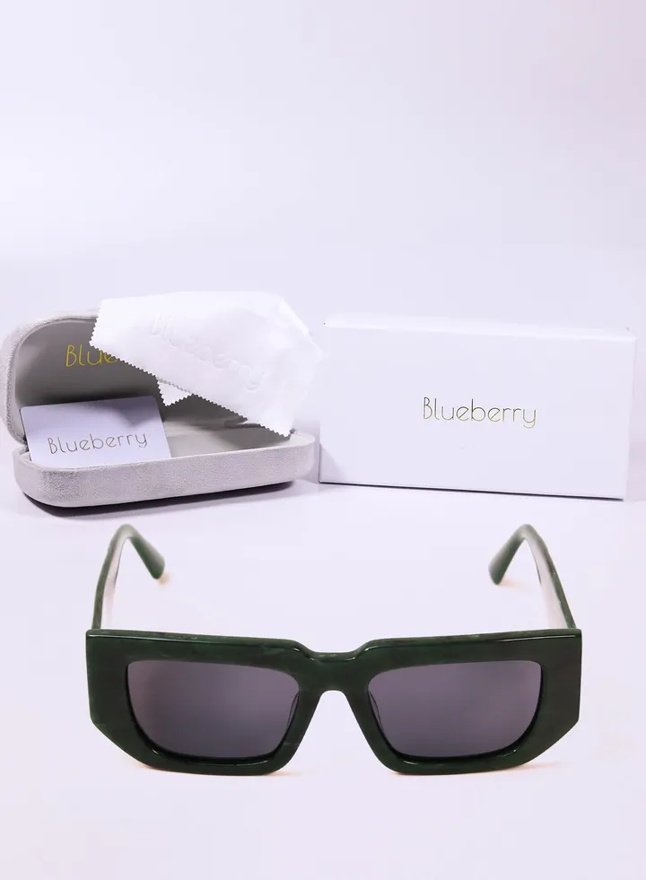 sunglasses Women's with a distinctive shape and high quality glasses