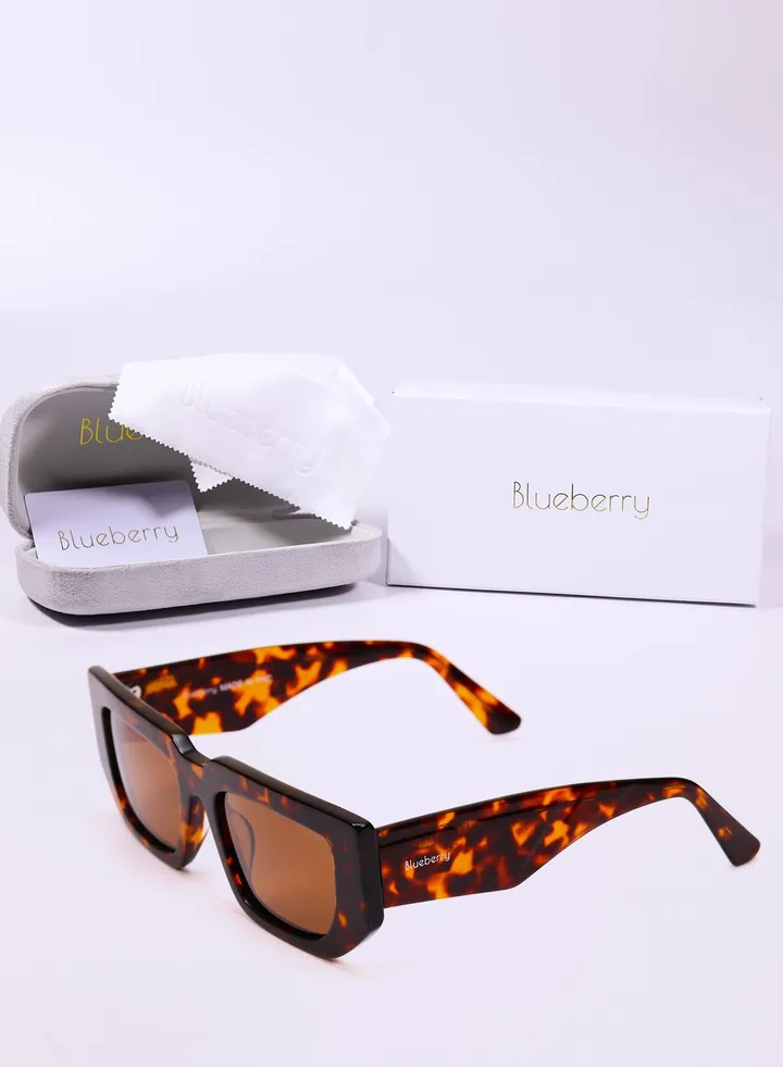 sunglasses Women's with a distinctive shape and high quality glasses
