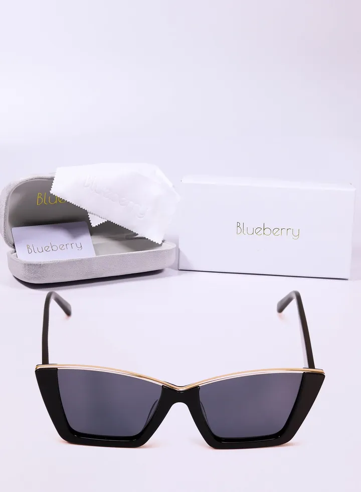 sunglasses Women's with a distinctive shape and high quality glasses