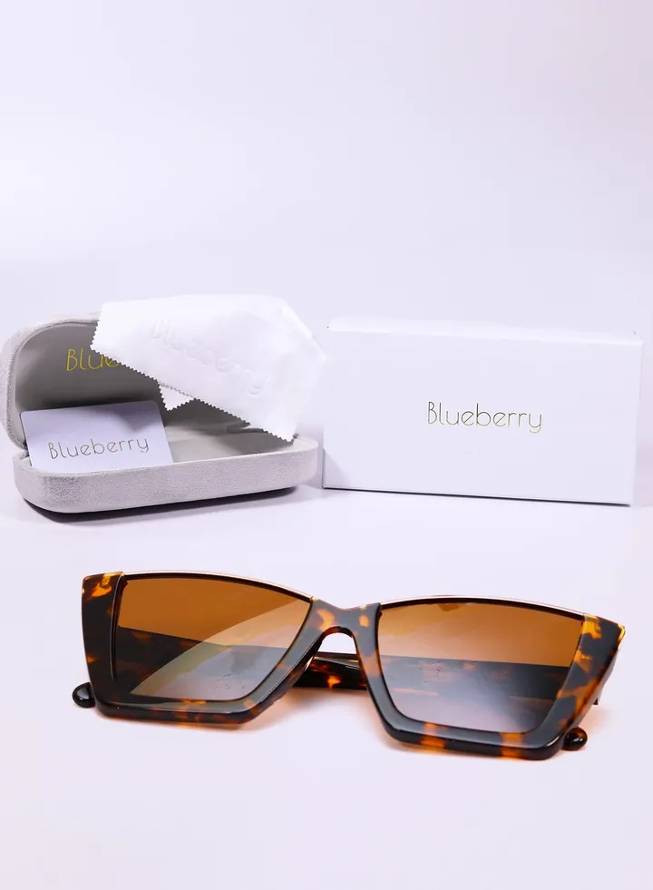 sunglasses Women with a distinctive shape and high quality glasses