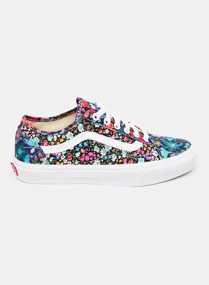 UA Old Skool Tapered Laced up Sneakers