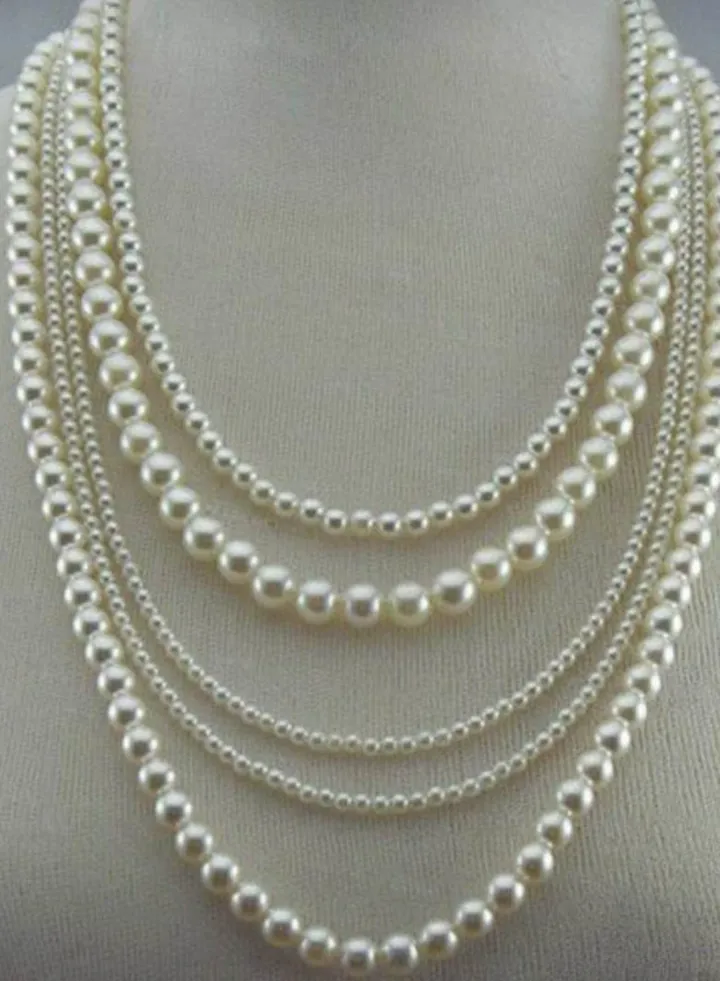 Women necklace of off white pearls