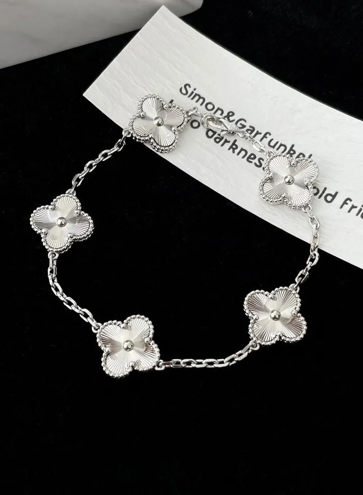 18k White Gold Clover Necklace