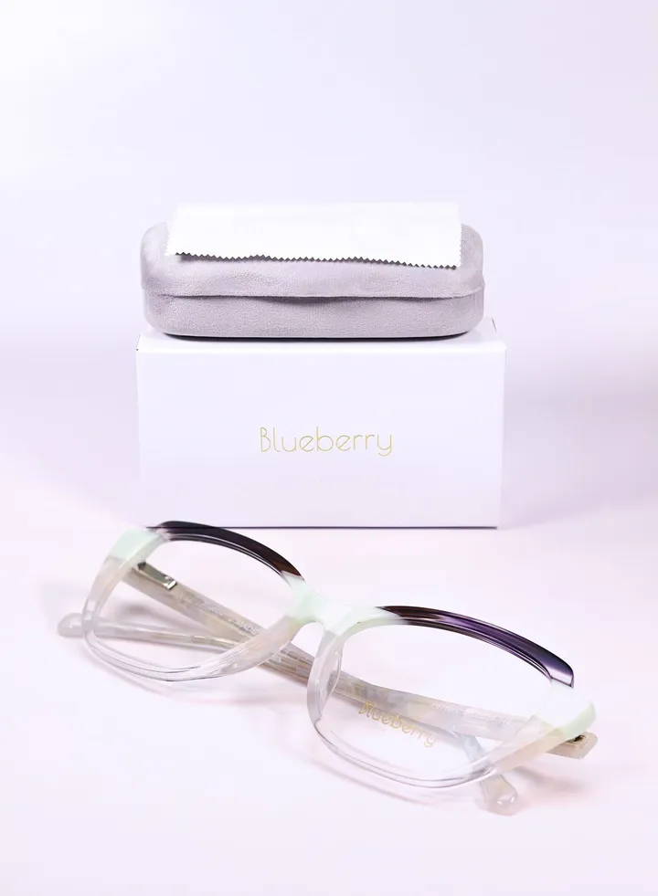 High-quality women's prescription glasses and modern design