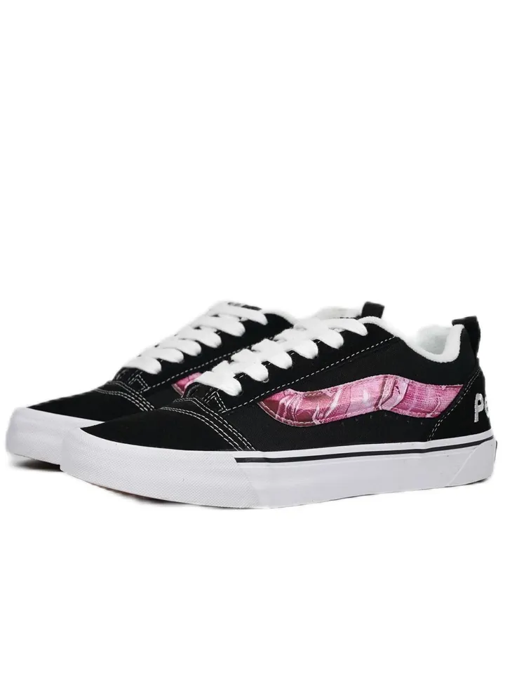 Unisex. Vans Knu-Skool sneakers