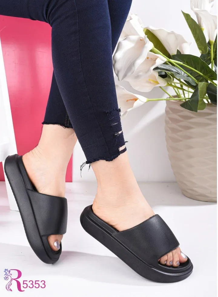 Black rubber women's slipper