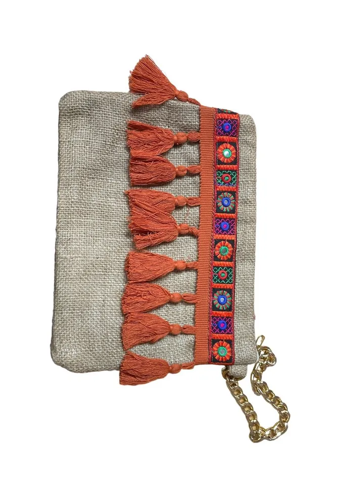 Beach bags are women's bags inspired by the sea, characterized by simple designs and bright colors.