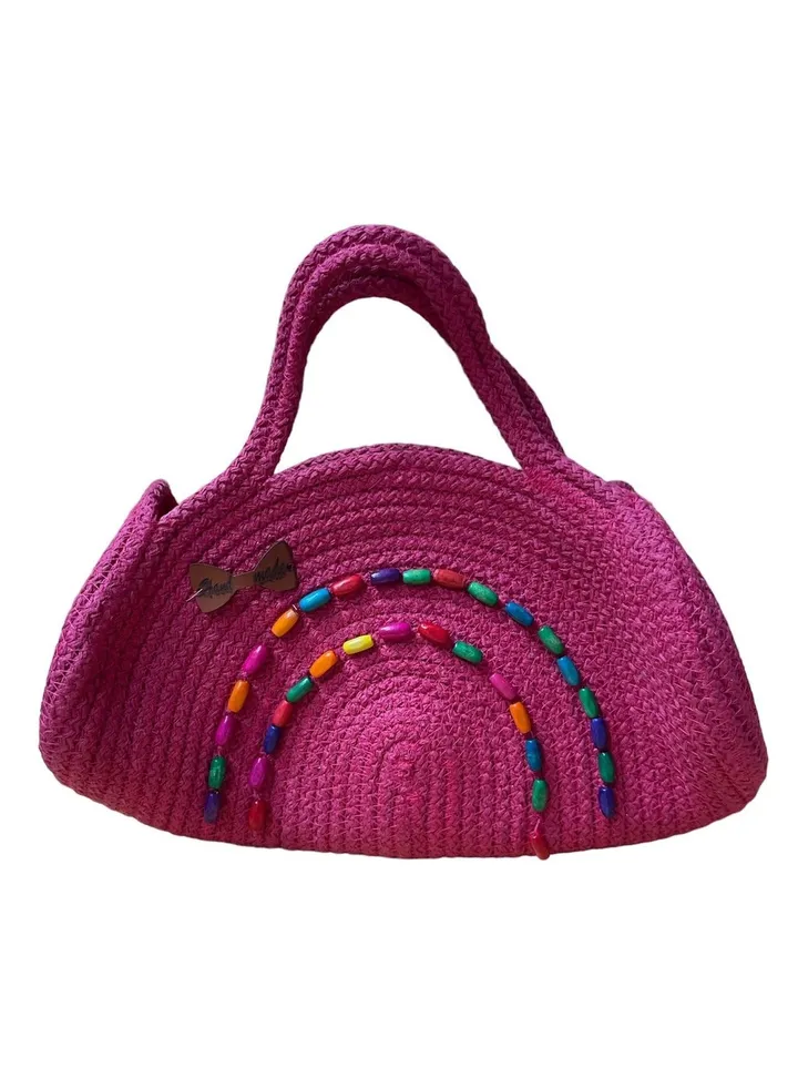 Beach bags are women's bags inspired by the sea, characterized by simple designs and bright colors.