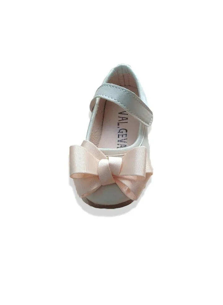 Girls shoes with decoration