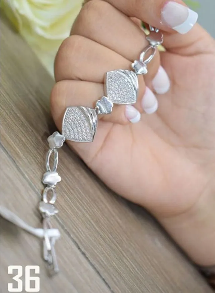 3Diamonds Braclate Plutinum Plated ONe Size