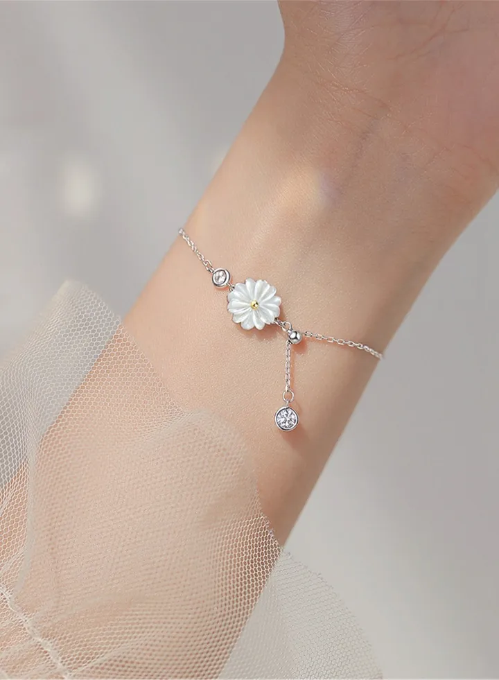 A full-body 925 silver daisy inlaid with zirconium bracelet beads pull-out adjustment length gift packaging box fashion can be lovers save gifts temperament girls are versatile
