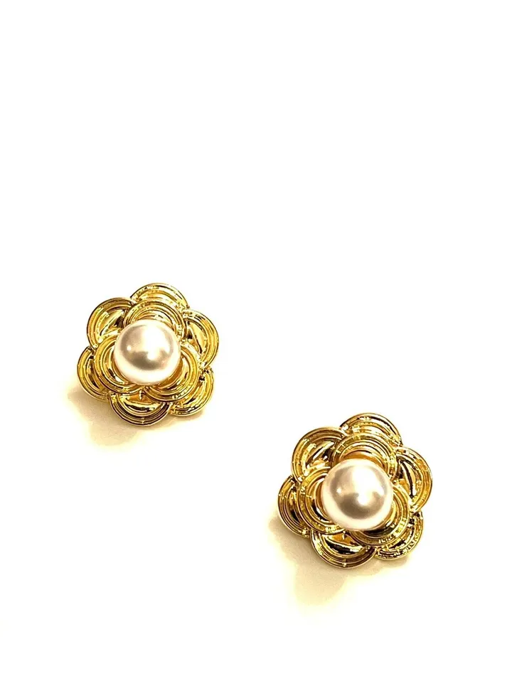 Central pearl flower earrings