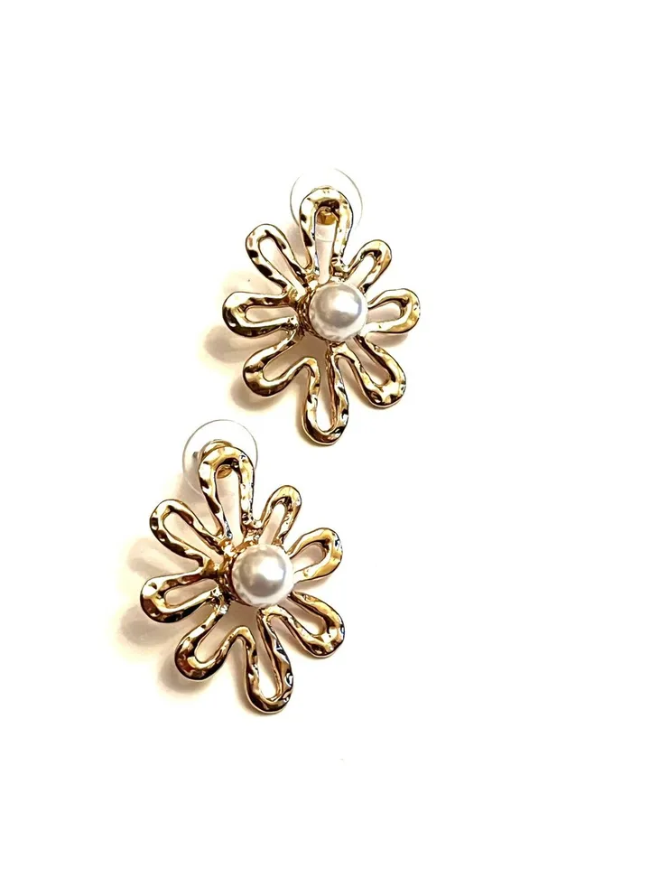 Gold Central pearl flower earrings