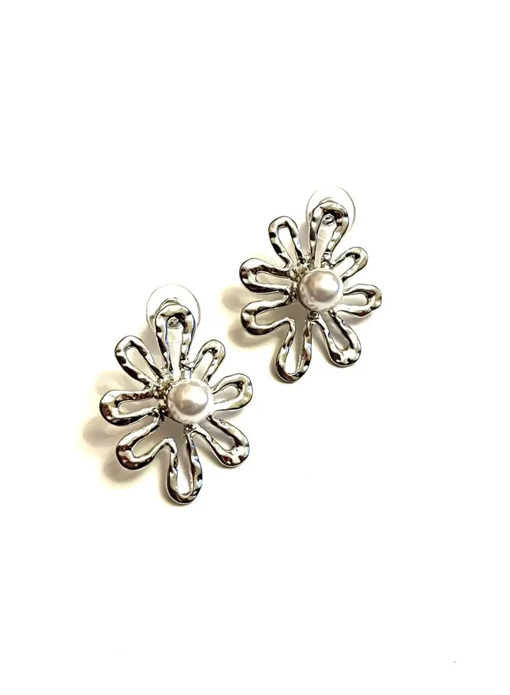 Silver Central pearl flower earrings