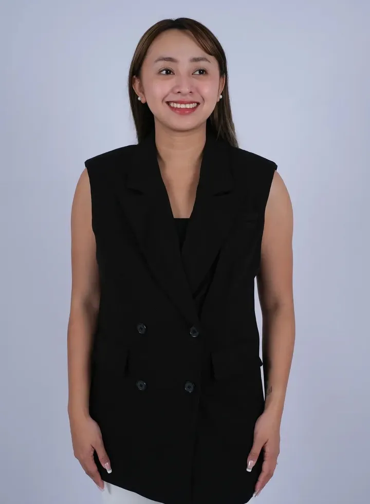 Women’s Double Pockets Sleeveless Blazer in Black