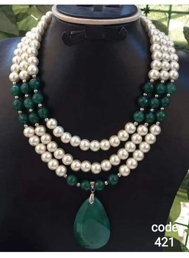Multi-layered women's necklace made of natural agate and Mallorca pearls
