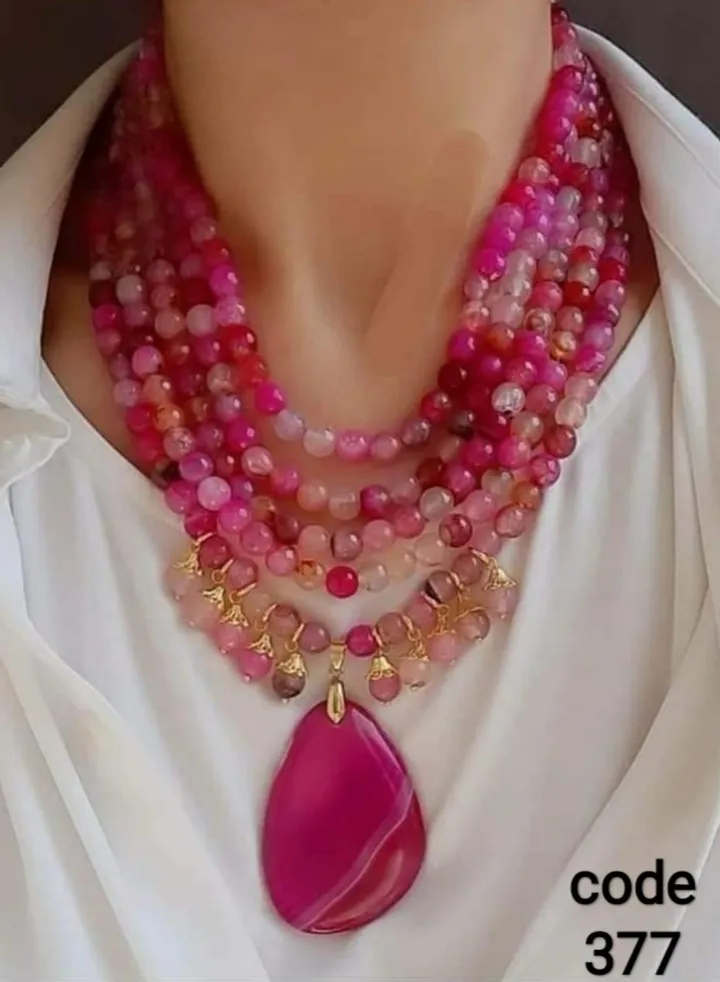 Multi-role women's necklace of natural agate in max degrees