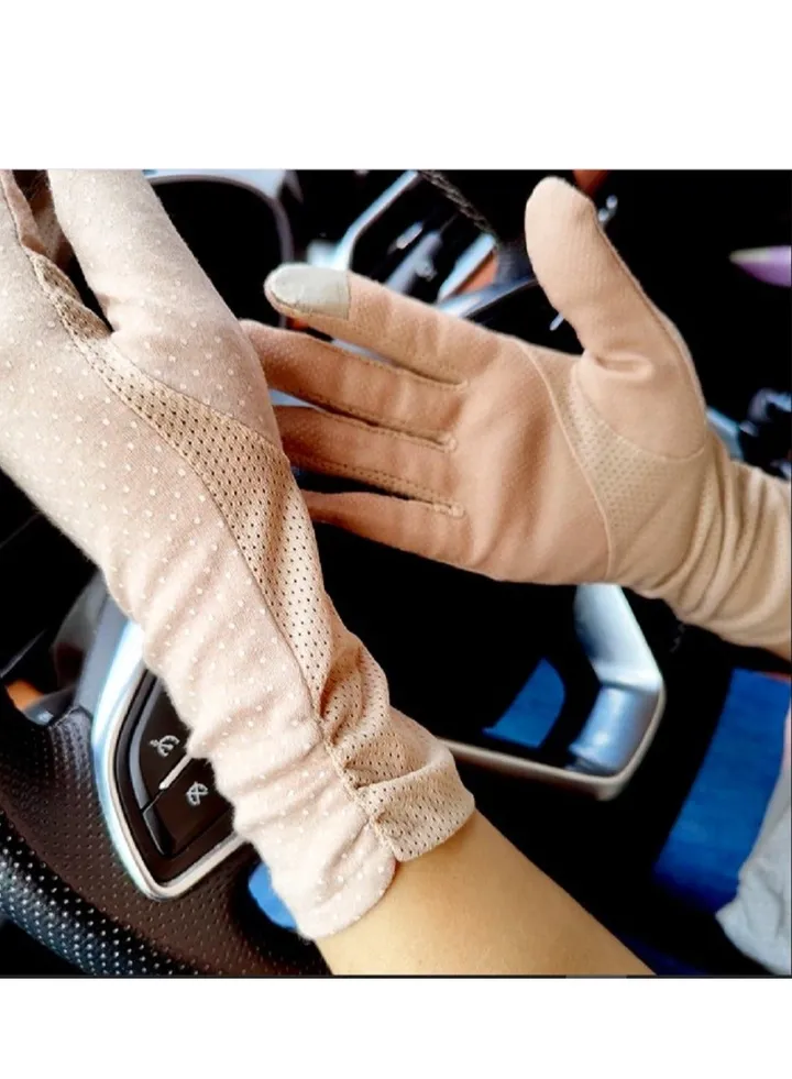 Women's driving gloves that protect against ultraviolet rays and provide warmth in the winter, in a distinctive pink color