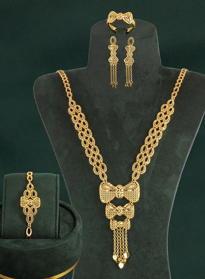 The stunning golden fionka set with golden glitter by Khatoon®