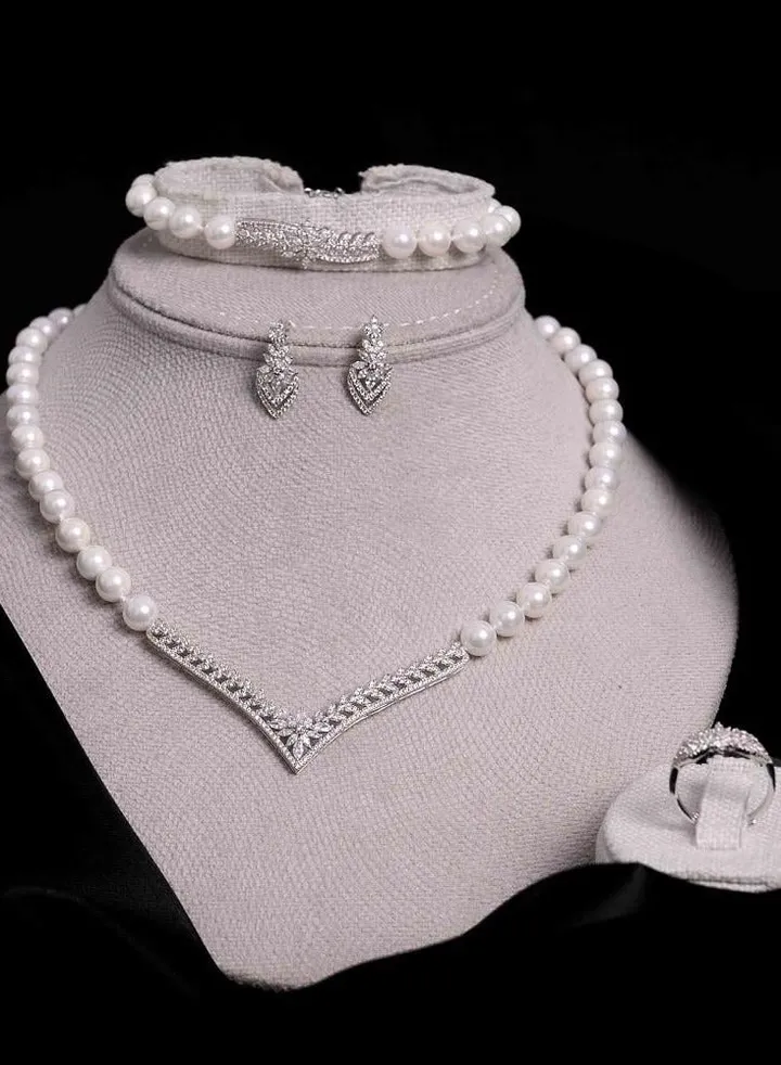 A modern and luxurious jewelry set studded with precious pearls and zircon for various occasions