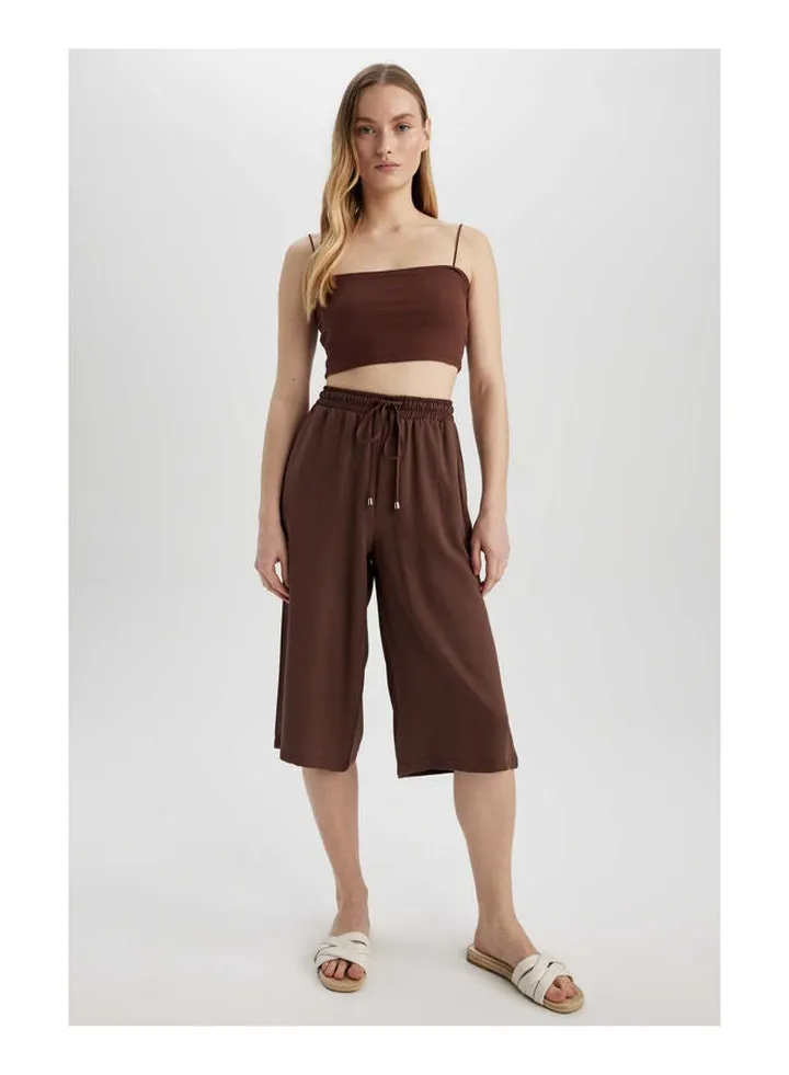Woman Woven Capri Pant