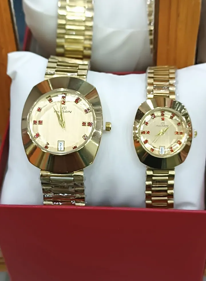 A pair of men's and women's watches, semi-arado