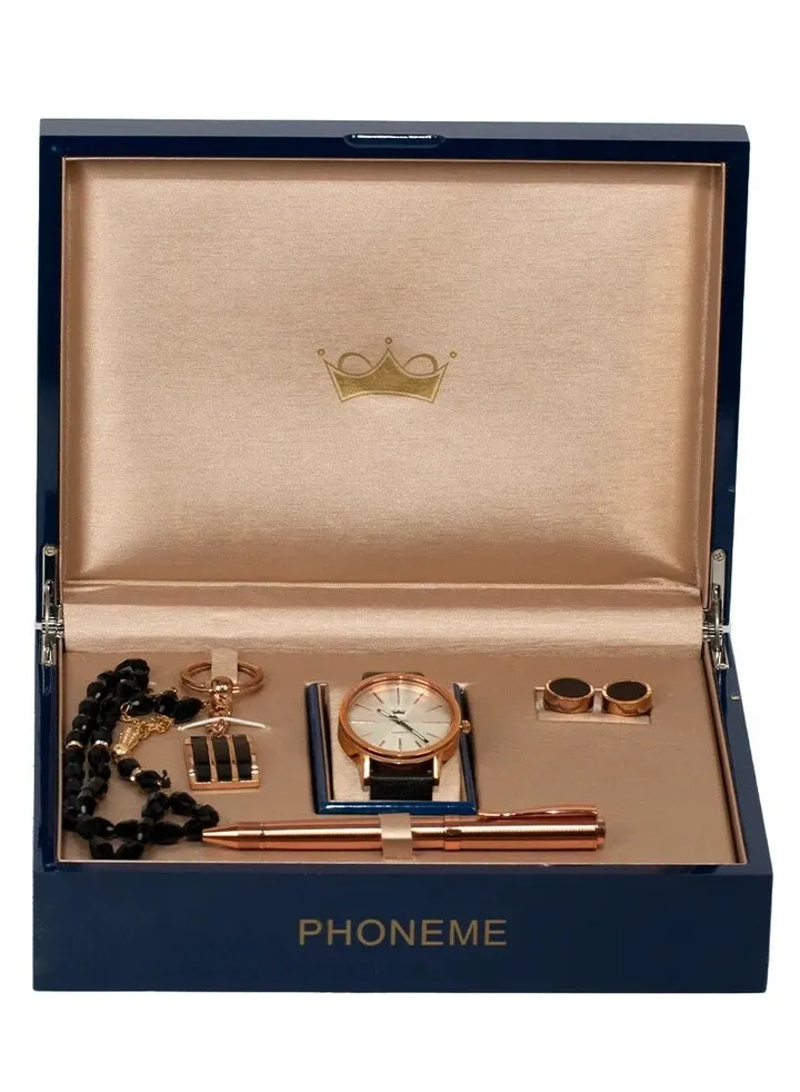 A jewelry set consisting of a watch and its accessories