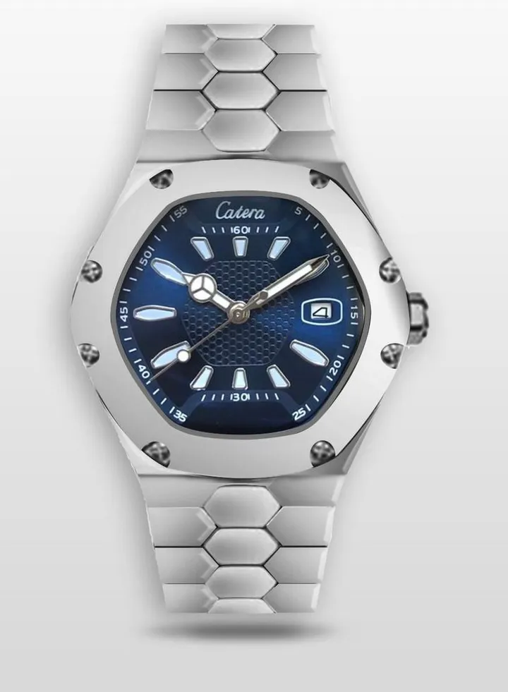 Classic quartz watch with stainless steel case and bracelet. Water resistant