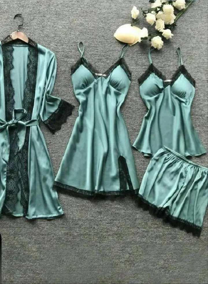 Babydoll nightgown with multicolored lace details