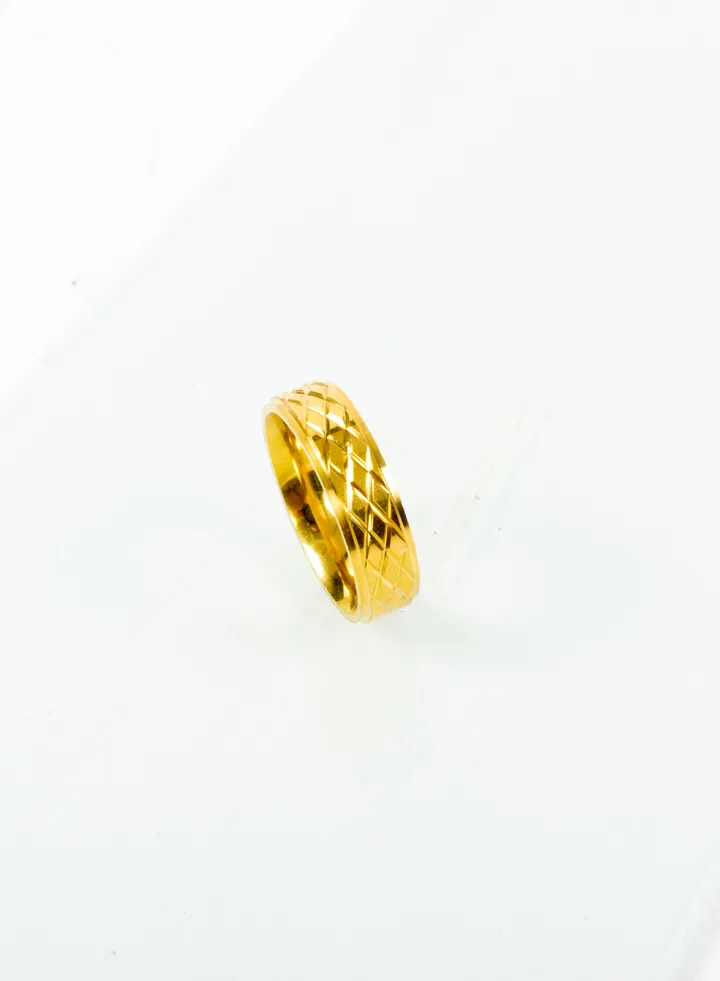 Stainless Steen Engraved ring gold size 9