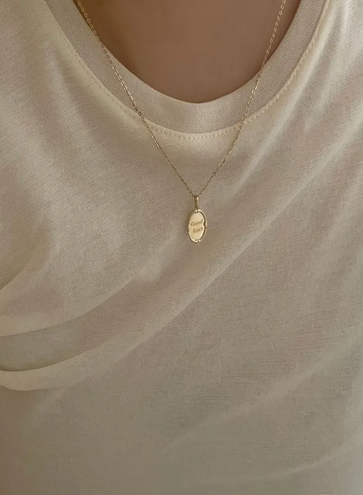 Simple niche design oval pendant necklace