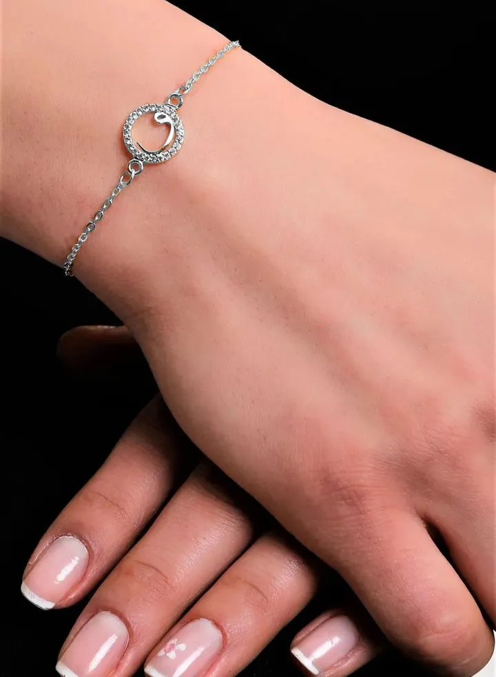 An Elegant and Modern Bracelet with Zircon Stones for Women